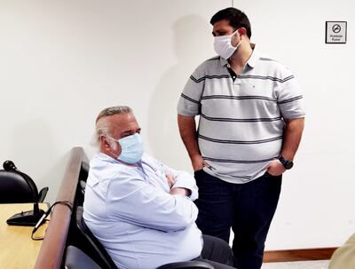 Óscar González Daher y su hijo, Óscar González Chaves, antes de la audiencia preliminar ante el juez Humberto Otazú.
