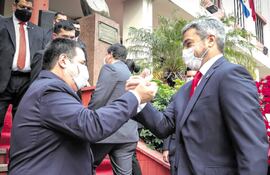 Sonrientes. Horacio Cartes saluda a Mario Abdo en sede de ANR.