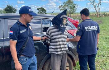 El presunto homicida fue aprehendido por agentes del Departamento de Investigaciones.