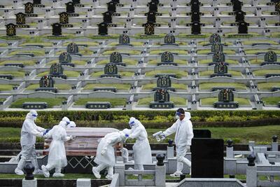 Sepelio de una víctima del coronavirus en un cementerio en Setia Alam, en las afueras de Kuala Lumpur, Malasia.