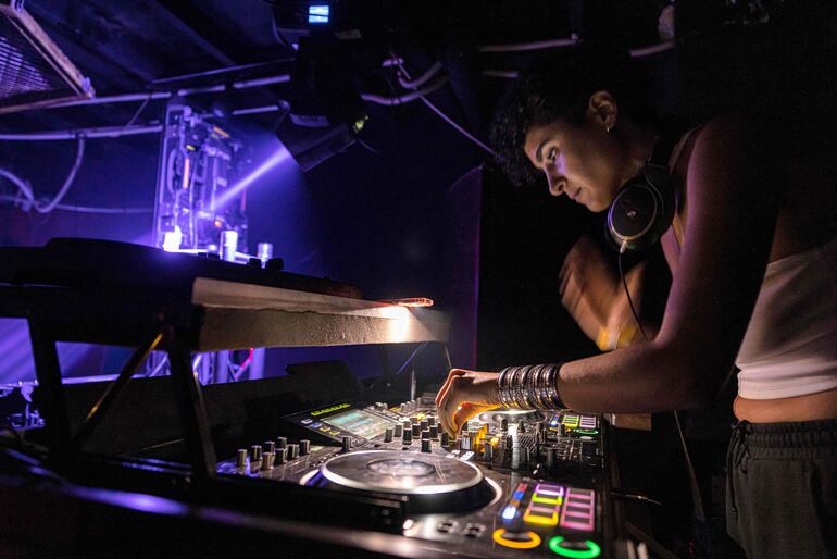 Desde Nueva York a Tokio, pasando por Dubái y París, el público cada vez se menea más con ritmos árabes. Pero en Egipto, los artistas apenas pueden producir espectáculos.