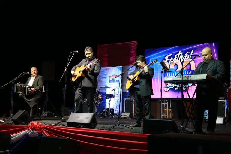 Claudio Montiel y sus paraguayos deslumbraron en el escenario.