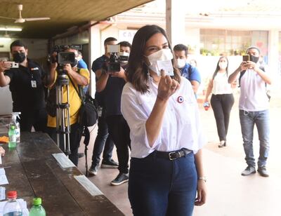 Johanna Ortega tras haber votado en el colegio parroquial Virgen del Carmen.