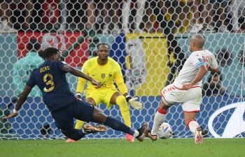 Wahbi Khazri (d) anota el gol de la victoria para Túnez, En esta jugada se lesionó el delantero del combinado africano al recibir un planchazo del defensor francés Axel Disasi.