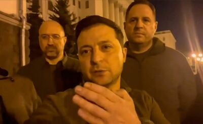 Captura de pantalla del video que subió el presidente de Ucrania, Volodimir Zelensky, con sus asesores, en Kiev, capital de Ucrania.