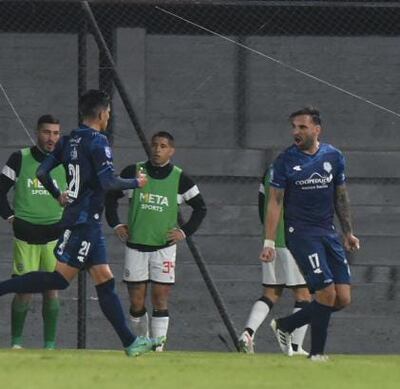 Parra (d) celebra el segundo gol villarriqueño.
