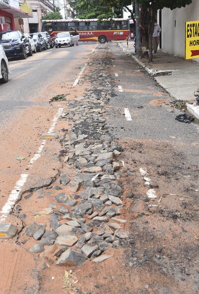 La bicisenda de la calle Iturbe se encuentra intransitable. La Essap llevó a cabo unos trabajos y dejó el lugar en pésimas condiciones. El espacio funciona más bien como estacionamiento de vehículos.