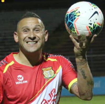 El paraguayo Carlos Ariel Neumann (34 años) totaliza 103 partidos  y 43 anotaciones con el Sport Huancayo de Perú.