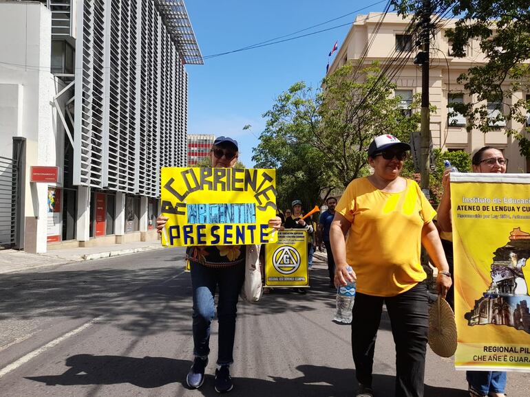 Movilización contó con apoyo de argentinos que vinieron de Corrientes.
