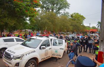 Momento en que el concejal Derlis Aguero (ANR) era socorrido por la Policía Nacional para salir de la Junta Municipal.
