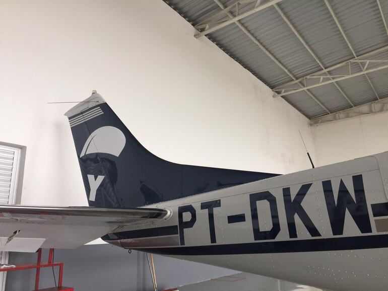 La matrícula con la que está registrada la nave robada y que es utilizada para los saltos en paracaídas.