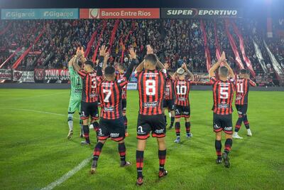 Los jugadores de Patronato saludan a los hinchas antes de un partido por la Primera Nacional, la segunda categoría del fútbol argentino.