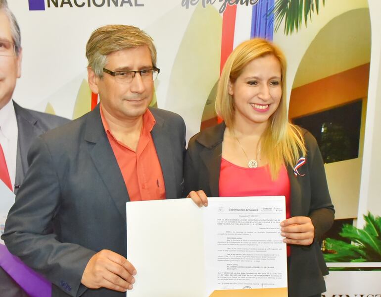 El gobernador de Guairá, Juan Carlos Vera con su hermana Helen Vera.