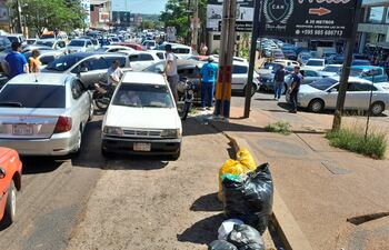 Obstrucción de la avenida por adelantamientos.