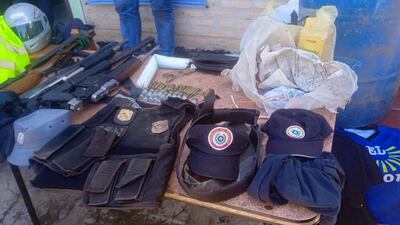 Armas y municiones de grueso calibre y diverso tipo, así como dinamitas en gel, uniformes y placas de la Policía Nacional fueron confiscados esta tarde durante un operativo policial en Villa Hayes, Chaco.