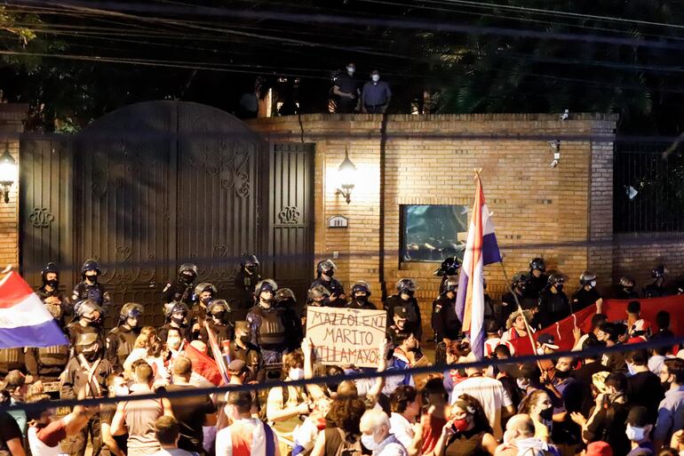 Manifestantes protestan frente a la mansión del expresidente Horacio Cartes el domingo, sobre la avenida España.