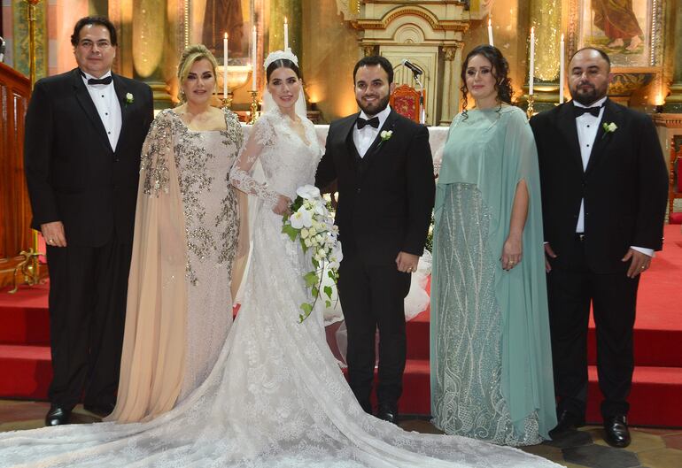 Fueron los padrinos Henry Juan Orué Paredes y Greta Astrid Lindström de Orué; Liz Aurora Brizuela de Ramírez y Víctor Hugo Ramírez Báez.