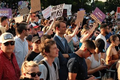 Decenas de personas sostienen pancartas a favor del aborto durante una manifestación el 24 de junio de 2022, en frente del Tribunal Supremo, en Washington (EE.UU.). El Tribunal Supremo de EE.UU. nunca había estado tan inclinado a la derecha. Su composición es el resultado de la guerra ideológica que ha asolado al país desde hace décadas y que alcanzó a ese organismo cuando el expresidente Donald Trump nombró a tres jueces ultraconservadores. La máxima instancia judicial estadounidense llevaba medio siglo dominada por la derecha, pero la llegada de los tres magistrados de Trump ha creado una "supermayoría" conservadora que no se veía desde la década de 1930.