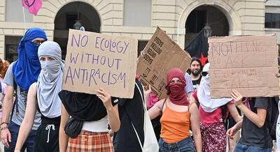 Las comunidades indígenas de Latinoamérica sufren una persecución sin límites y sus miembros están siendo “criminalizados, asesinados o desaparecidos” sólo por reclamar el fin de la destrucción de sus territorios por empresas que solo buscan el beneficio, asegura Nansedalia Ramírez, que hoy lidera en Turín (norte de Italia) una gran marcha ecologista.