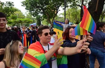 En marcha del Orgullo LGBTI+ 2022 piden cese de la discriminación.