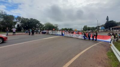 Los manifestantes cerraron la ruta internacional.