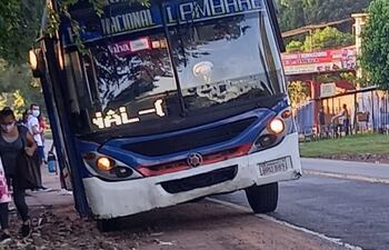 Uno de los colectivos descompuestos bajando pasajeros.