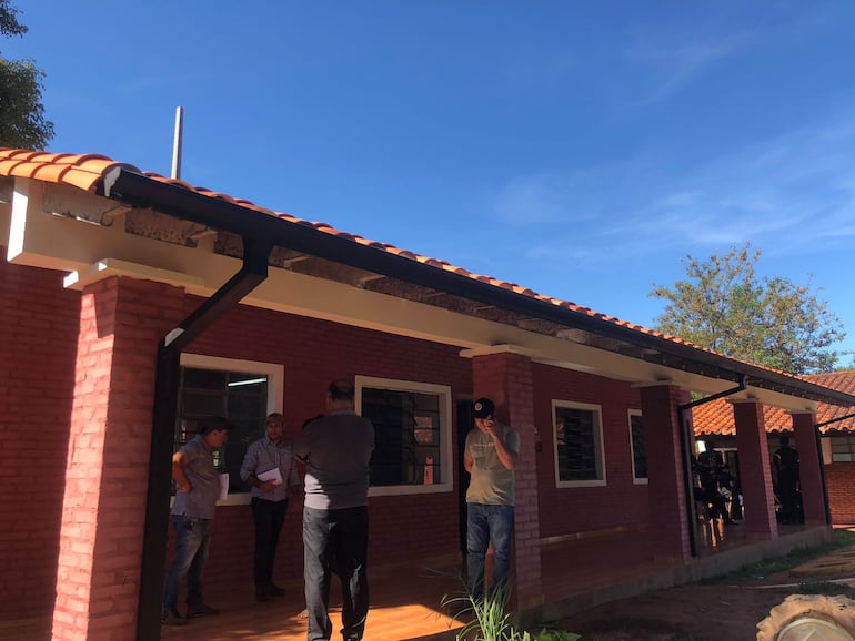 Momento en que funcionarios de la Contraloría verifican una de las obras sobrefacturadas en el Colegio Nacional San Blas de la localidad.