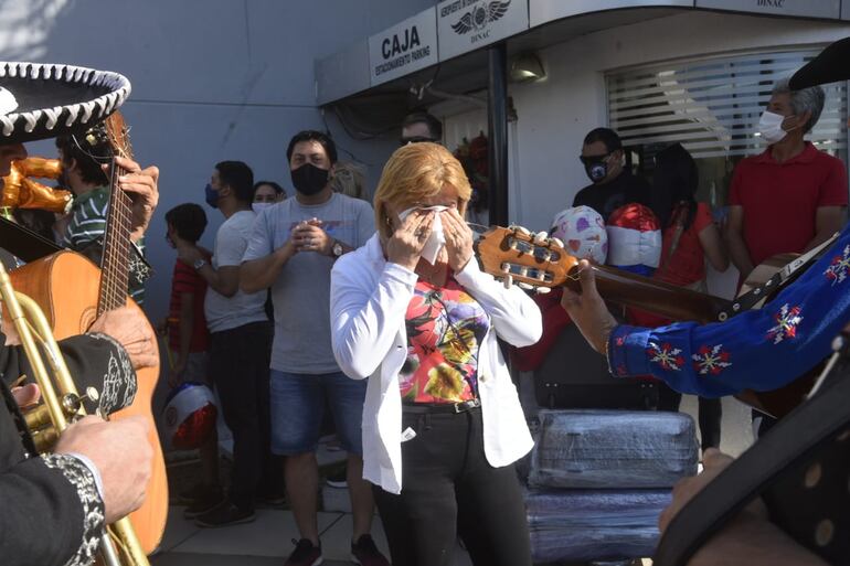 Una compatriota se emociona al escuchar a los mariachis