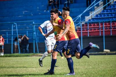 El zaguero Guillermo Vázquez marcó el primer tanto en la victoria de Sport Colombia sobre 1° de Marzo, aquí celebra con José  Lezcano. (Foto: APF)