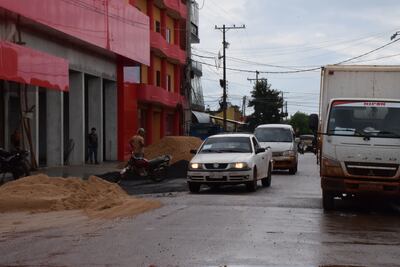 Los materiales de construcción son depositados en la calle y generan caos en el tránsito.