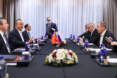 Imagen cedida por el Gobierno turco de la reunión de ministros de Exteriores de Ucrania y Rusia., hoy.