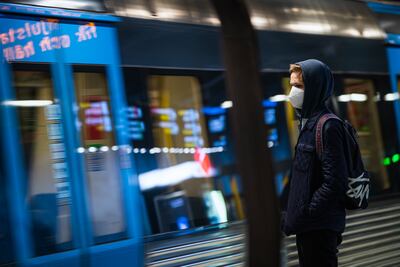 Una persona con mascarilla en una estación de metro en Estocolmo, Suecia.