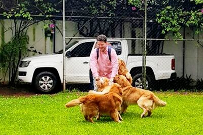 Niels Federico Birbaumer Vera juega con un par de perros  a unos metros de su camioneta, que recuperó de una forma peculiar ayer.