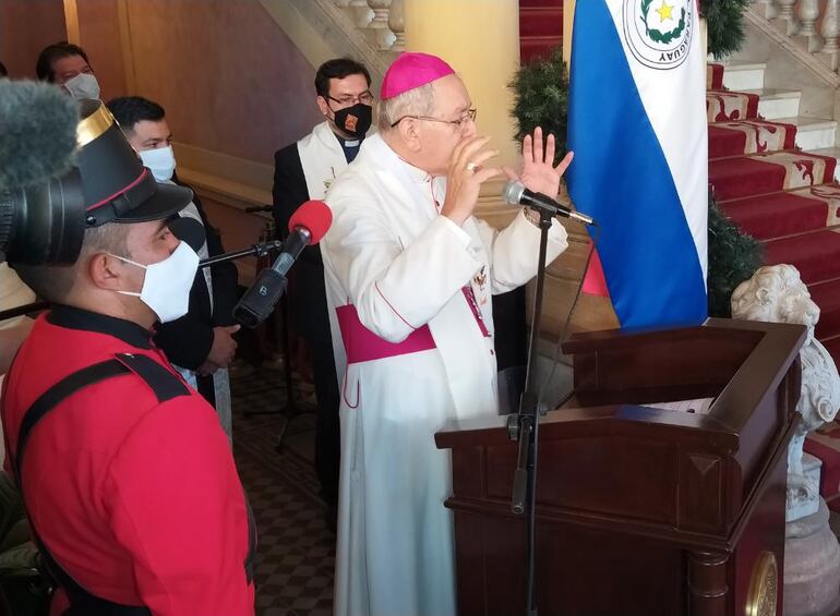 Monseñor Edmundo Valenzuela, arzobispo de Asunción, en el Palacio de Gobierno.