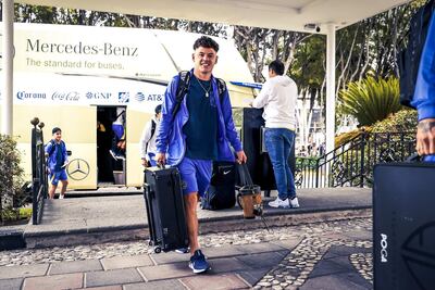 Richard Sánchez, mediocampista paraguayo del América, sostiene con una mano su maleta y con la otra su equipo de tereré.