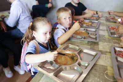 El almuerzo escolar ya se reparte en escuelas de Ciudad del Este. Imagen compartida por una comitiva municipal que fue a verificar la provisión del servicio este año.