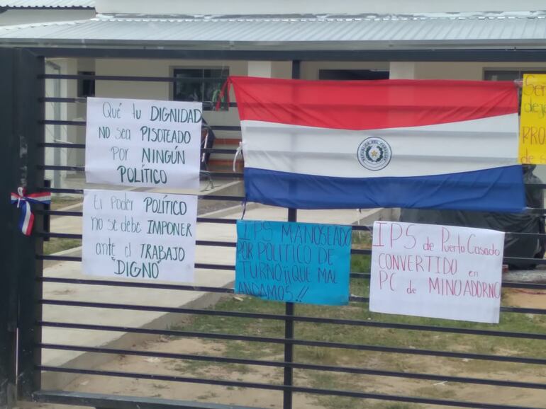 Local del IPS en refacción en Puerto Casado tomado por los manifestantes.
