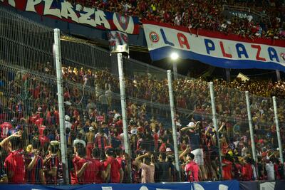 El encuentro quedó interrumpido por varios minutos a raíz de los hechos que se registraron en las gradas.