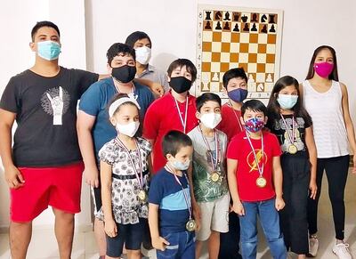 Participantes del torneo interno presencial del club de ajedrez Soldevilla de Lambaré, y ahora retornan los torneos online.