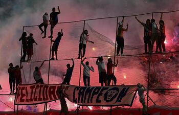 Los hinchas de Olimpia de Honduras festejan el título de campeón del torneo Apertura 2021.