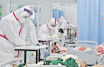 Los hospitales refuerzan personal de blanco para cubrir la alta demanda de enfermos por coronavirus. Se resiente la falta de intensivistas, especialmente, indican las autoridades.