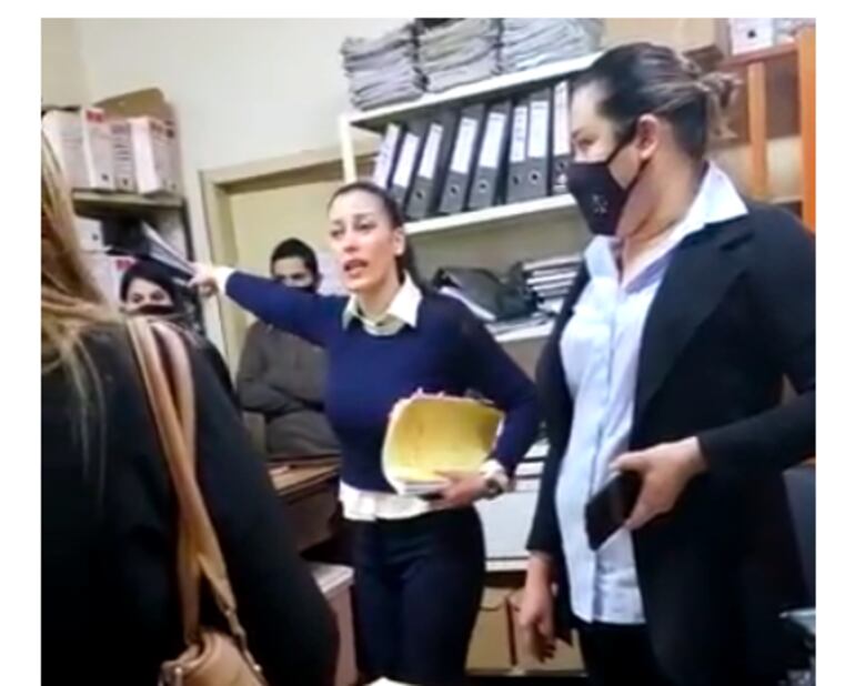 La actuaria del juzgado de paz de Villa Elisa, Emilce Mabel González, discute con la jueza interina, Zoraida Olguín Moreira, ante la presencia de varios abogados, tras negarse a redactar un documento de contenido falso.