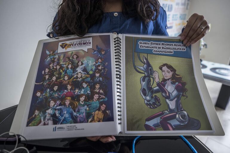 Gloria Esther Recinos Aguilar estudiante de primer semestre en la Universidad del Valle de Guatemala habla durante una entrevista sobre su trabajo en robótica y prótesis, en Cuidad de Guatemala (Guatemala).