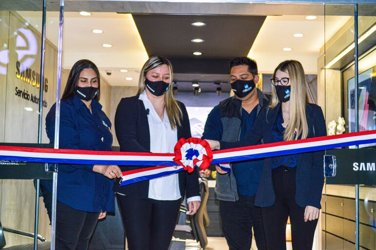 Paola Doldán, fundadora y CEO de Mobile Zone Internacional (centro), durante la inauguración.