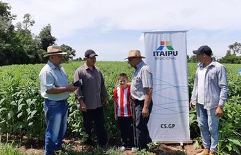 Productores beneficiados por el proyecto DIAFPA, que financia Itaipú.