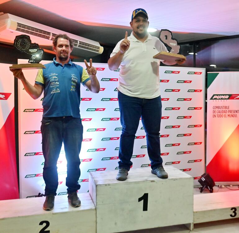 En campeón enla general de Motos, Rolando Martínez, acompañado por Gido Krahm, el vicecampeón.
