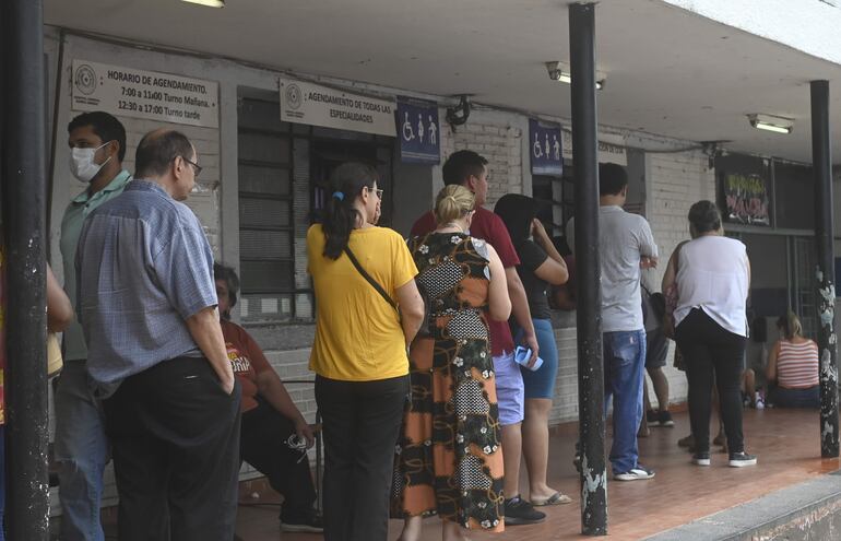 Alta demanda en los hospitales de todo país por el aumento de casos de chikunguña.
