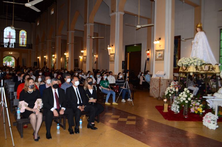 La lluvia de esta mañana obligó a que la misa central en honor a la Natividad de María se realice en el templo local. todo se hizo bajo el protocolo sanitario.
