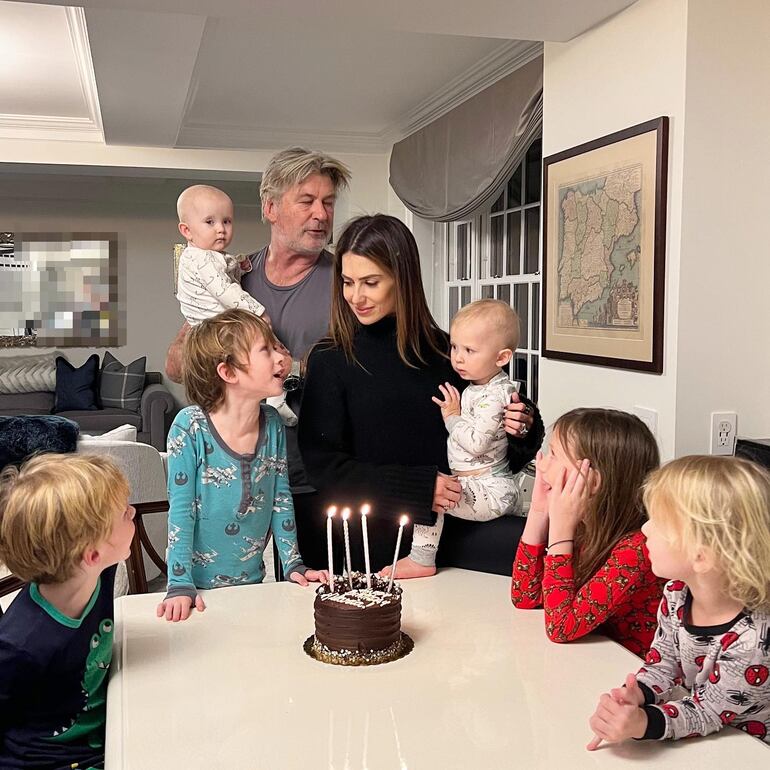 Postal familiar. Los Baldwin celebrando el cumpleaños de mamá Hilaria. (Instagram/Hilaria Thomas Baldwin)