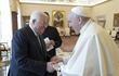 El presidente de la Autoridad Nacional Palestina, Mahmud Abás; y el papa Francisco durante su reunión este jueves en el Vaticano.
